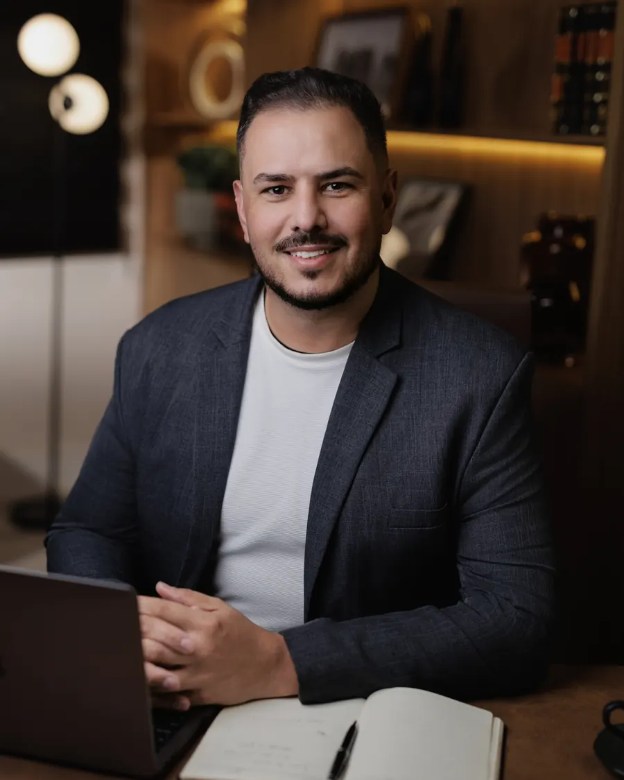Bruno Santos no escritório, com notebook e caderno de anotações